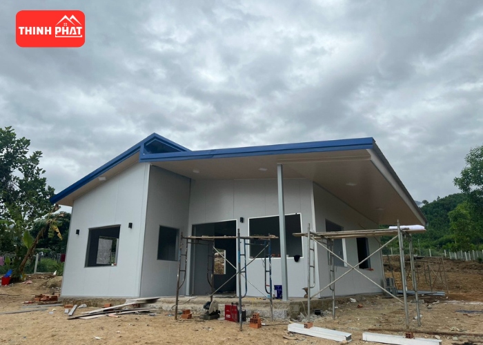 Nhà tiền chế dân dụng đang thi công