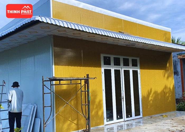 Nhà tiền chế hoàn thiện mặt tiền màu vàng
